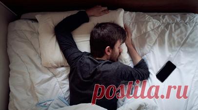 Россиянам объяснили, как влияет на самочувствие проверка уведомлений после сна. Если сразу после пробуждения взять телефон и начать проверять уведомления, читать новости, то нервная система получает резкий внешний стимул, предупредила в беседе с RT невролог Екатерина Демьяновская, врач-эксперт лаборатории «Гемотест». Читать далее