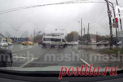 В российском регионе пожарный автомобиль влетел в маршрутку и попал на видео. В Калужской области пожарная машина влетела в пассажирскую маршрутку на перекрестке. На кадрах опубликованных видно, как микроавтобус выскакивает на перекресток, после чего в него врезается пожарный автомобиль, который ехал с включенными проблесковыми маячками и сиреной.