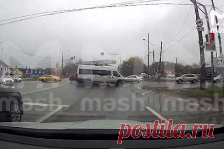 В российском регионе пожарный автомобиль влетел в маршрутку и попал на видео. В Калужской области пожарная машина влетела в пассажирскую маршрутку на перекрестке. На кадрах опубликованных видно, как микроавтобус выскакивает на перекресток, после чего в него врезается пожарный автомобиль, который ехал с включенными проблесковыми маячками и сиреной.