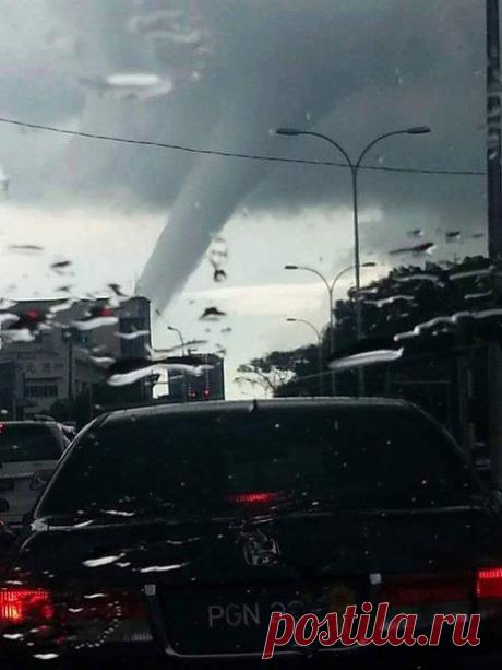 Водяной смерч вчера днем в городе Перай (Малайзия). / Социальная погода