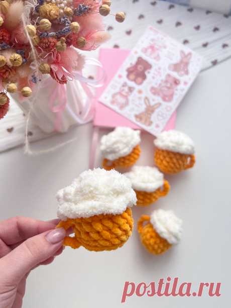 PDF Кружка Пива крючком. FREE crochet pattern; Аmigurumi toy patterns. Амигуруми схемы и описания на русском. Вязаные игрушки и поделки своими руками #amimore - маленький брелок в виде кружки пива, пивная кружка, пиво для мужчин к 23 февраля.