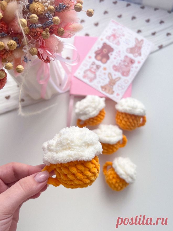 PDF Кружка Пива крючком. FREE crochet pattern; Аmigurumi toy patterns. Амигуруми схемы и описания на русском. Вязаные игрушки и поделки своими руками #amimore - маленький брелок в виде кружки пива, пивная кружка, пиво для мужчин к 23 февраля.