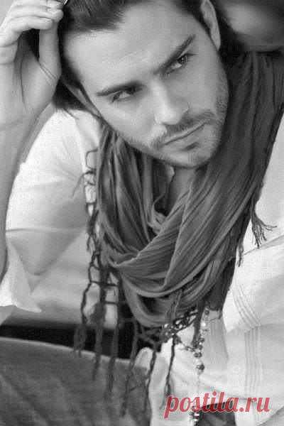 Банк под названием "Доверие" — очень серьёзный банк.
Стоит сделать один вклад на стороне и всё — твой счёт закрыт...



Доверие уходит по-английски.
Его теряют раз и навсегда.
Уходит — и ему не возвратиться
Ни через месяц, ни через года.
Доверие уходит не прощаясь,
В душе лишь оставляя пустоту.
Похоронив надежду и мечту.
Взамен тебе оставив боль без меры,
А те, кто у тебя его ворует,
Живут-не тужат, совесть их не ест.