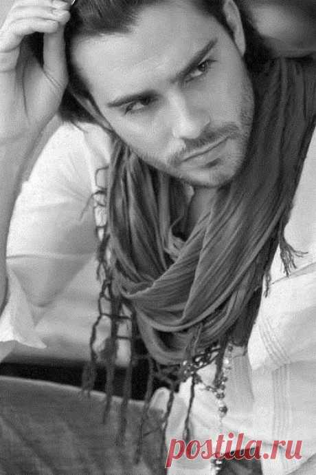 Банк под названием &quot;Доверие&quot; — очень серьёзный банк.
Стоит сделать один вклад на стороне и всё — твой счёт закрыт...



Доверие уходит по-английски.
Его теряют раз и навсегда.
Уходит — и ему не возвратиться
Ни через месяц, ни через года.
Доверие уходит не прощаясь,
В душе лишь оставляя пустоту.
Похоронив надежду и мечту.
Взамен тебе оставив боль без меры,
А те, кто у тебя его ворует,
Живут-не тужат, совесть их не ест.