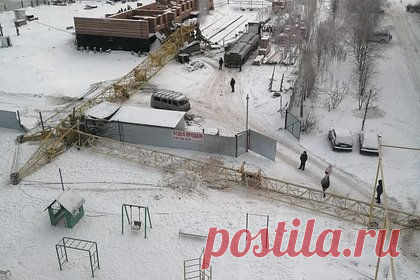 В российском городе после падения крана погиб крановщик. В городе Козьмодемьянск республики Марий Эл на строительной площадке при возведении многоквартирного дома обрушился башенный кран. В результате этого погиб мужчина, который находился в кабине крана. Инцидент в российском городе произошел днем в понедельник, 28 ноября.