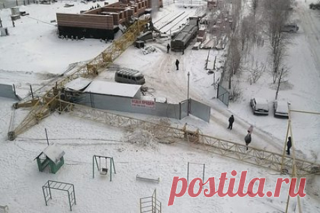 В российском городе после падения крана погиб крановщик. В городе Козьмодемьянск республики Марий Эл на строительной площадке при возведении многоквартирного дома обрушился башенный кран. В результате этого погиб мужчина, который находился в кабине крана. Инцидент в российском городе произошел днем в понедельник, 28 ноября.
