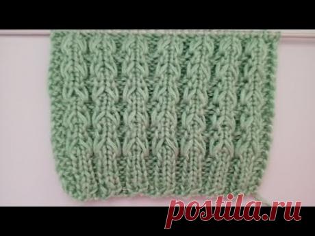 Плотный, рельефный узор спицами поворотными и круговыми рядами.