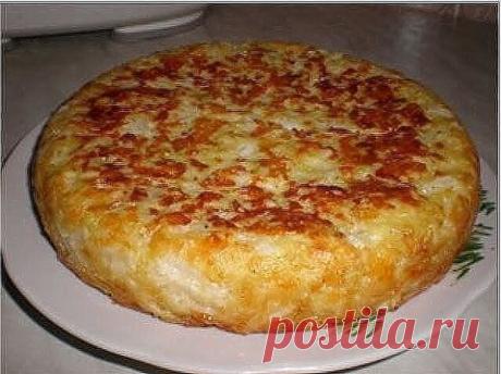 ПИРОГ "ШАРЛОТКА С КАПУСТОЙ" 
Сытный и очень сочный!

ИНГРЕДИЕНТЫ:
● Мука 200 г
● Кефир 150 мл
● Майонез 100 мл
● Яйцо 3 шт
● Сода 0,5 ч. л.
● Капуста белокочанная (кочан 0,5 кг) 1 шт
● Морковь 1 шт
● Соль

ПРИГОТОВЛЕНИЕ:
Смешать яйца, кефир, майонез, соль, соду и муку - получается тесто как на оладьи. Капусту измельчить и пожарить на сковороде с морковью, посолить и сбрызнуть уксусом или соком лимона. Когда капуста станет мягкой, начинка готова. Дно формы застелить бумагой...