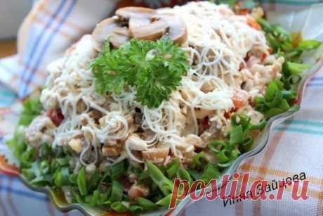 7 Рецептов приготовления ВКУСНЕЙШИХ САЛАТОВ!

1. Салат " Алекс"

Необходимо:

филе куриной грудки - 400 гр.
помидор - 2 шт.(среднего размера)
сыр твердый - 150- 200 гр.
шампиньоны консервированные -250 гр.
лук репчатый- 1 шт.
чеснок - 2-3 зубчика
майонез
соль по вкусу

Куриное филе отварить, вынуть из бульона, остудить, нарезать небольшими кубиками.Маринованные шампиньоны порезать на половинки или четвертинки, в зависимости от их размера.Помидоры нарезать кубиками.Лук мелк...