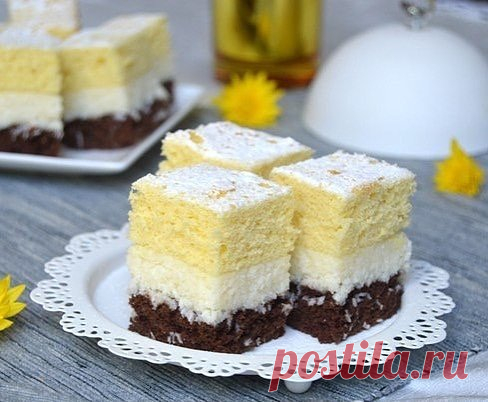 Пирожное “Дуэт” с кокосовым кремом – обалденный десерт! Этим кокосовым кремом можно начинить даже кекс! 
Вы спросите почему “Дуэт”, да потому что пирожное состоит из двух бисквита двух цветов. Тесто для этого пирожного не очень плотное, поэтому десерт “Дуэт” получается нежным и воздушным. Это легкий десерт с интенсивным вкусом кокоса и сливочного крема .
Ингредиенты для белого коржа: 
4 яйца; 
120 гр сахара; 
8 ст.л. холодной воды; 
150 гр муки; 
5 гр разрыхлителя (1/2 пакетика); Ингредиенты дл