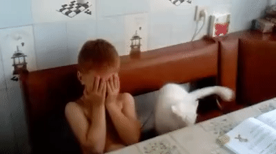 Котя утешает плачущего ребенка