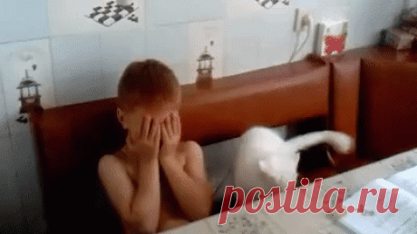 Котя утешает плачущего ребенка