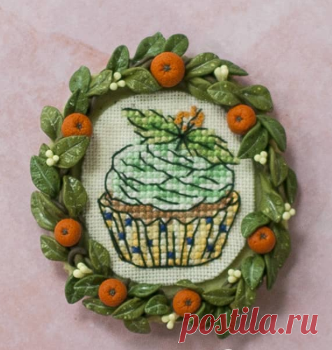 Магнит на холодильник, вышивка и лепка.