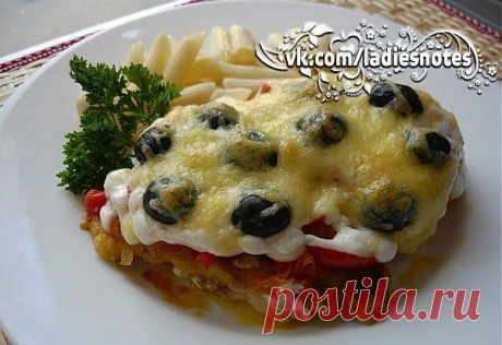 НЕОБЫКНОВЕННО НЕЖНАЯ ОТБИВНАЯ ИЗ КУРИНОЙ ГРУДКИ ПОД ОВОЩАМИ С СЫРОМ И ОЛИВКАМИ | Женский журнал