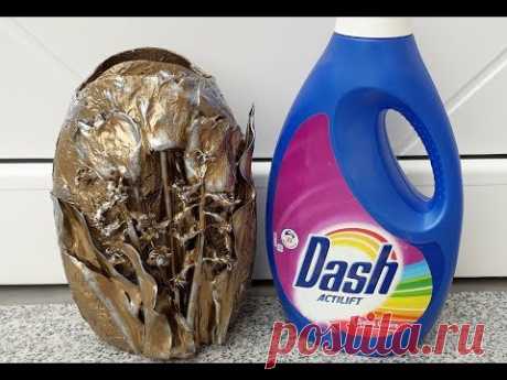Vaza din plastic decorata cu flori naturale----Plastic vase decorated with natural flowers