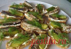 Праздничные бутерброды со шпротами Ингредиенты: Шпроты - 1 банка; Огурец свежий - 1 шт; Помидор свежий - 1 шт; Лук зелёный - 2 шт; Яйца варёные - 3 шт; Чеснок - 1-2 зубчика; Плавленый сыр - 2 ст.л; Твёрдый сыр - 50 грамм; Майонез - 1 ст.л; Чёрный перец - по вкусу; Укроп или петрушка - по вкусу; Листья салата - для подачи. Описание процесса приготовления: Наверно трудно представить себе праздничный стол без бутербродов. С закуски начинают практически каждое застолье и уж какое превеликое множеств