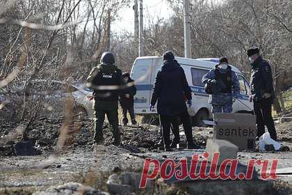 Глава Белгородской области уточнил детали подрыва машины с мирными жителями. При подрыве машины в запретной зоне рядом с селом Журавлевка в Белгородской области погибли не четыре человека, а двое. Детали случившегося уточнил губернатор региона Вячеслав Гладков. Ранее Telegram-канал «112» сообщал, что при подрыве на минах во время объезда по закрытой территории погибли четыре человека.