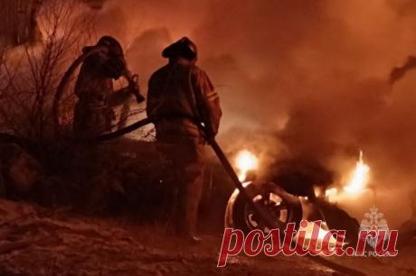 В Чите сгорела стоянка с 30 автомобилями. Огонь также охватил нежилой двухэтажный дом.