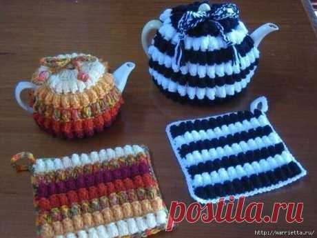 Вязание крючком. Узор "Попкорн"

Узор «попкорн» вяжется полустолбиками и столбиками с одним и двумя накидами. Вот как это делается:

1. Провяжите несколько петель в одну базовую петлю. Когда вы провяжете желаемое количество петель, выньте крючок из петли. Введите крючок спереди назад (рис 2).

2. Вколите крючок в петлю, сделайте накид и протяните нить сквозь 2 петли на крючке, чтобы «попкорн» выделился на фоне других петель (рис 3).

Можно связать узор «попкорн» так, чтобы...