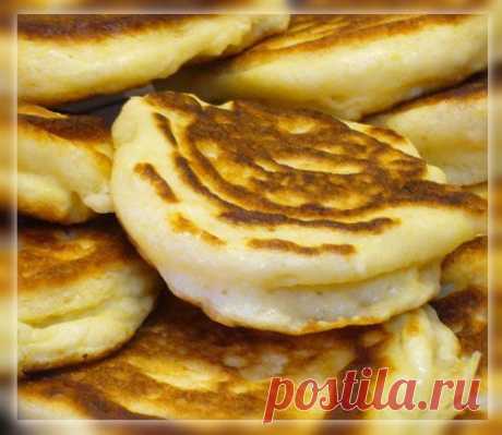 Оладушки на кислом молоке - На 250 мл ( стакан) любого кисломолочного продукта - 1 яйцо, 1\4 ч. л. соды , чуть соли и муки до консистенции консистенции теста, как густая сметана. Дать тесту постоять минут пять, тесто поднимется.
Сковородку разогреть и промазать кисточкой растительным маслом. Жарить на среднем огне.
Главное! Тесто после того, как оно поднялось, ни в коем случае не перемешивать!