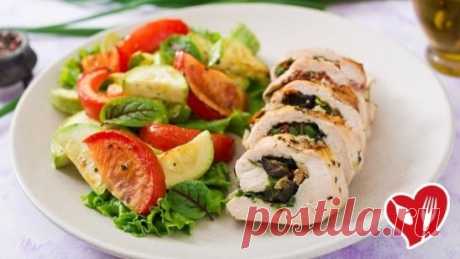 Куриный рулет с оливками и шпинатом 
                       
Ингредиенты:
4 куриных филе
100 г черных оливок
100 г зеленых оливок
небольшой пучок шпината
1 зубок чеснока
соль и перец по вкусу
оливковое масло
сухие итальянские травы
Поскольку в рецепте используются достаточно соленые консервированные оливки, соли для курицы потребуется немного.
Как приготовить куриный рулет с оливками и шпинатом
Оливки и шпинат мелко нарежь и перемешай, добавив давленный чеснок. Куриные