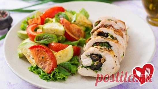 Куриный рулет с оливками и шпинатом 
                       
Ингредиенты:
4 куриных филе
100 г черных оливок
100 г зеленых оливок
небольшой пучок шпината
1 зубок чеснока
соль и перец по вкусу
оливковое масло
сухие итальянские травы
Поскольку в рецепте используются достаточно соленые консервированные оливки, соли для курицы потребуется немного.
Как приготовить куриный рулет с оливками и шпинатом
Оливки и шпинат мелко нарежь и перемешай, добавив давленный чеснок. Куриные