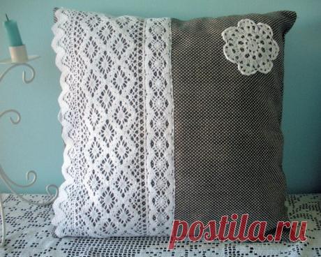 Много красивых подушек из льна и мешковины