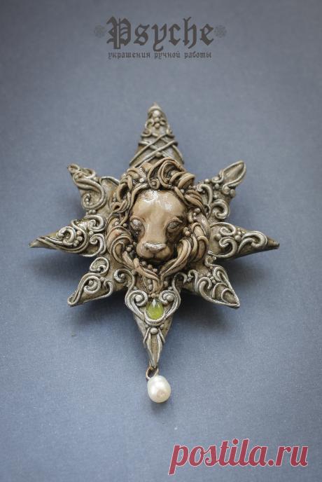 Созвездия льва .
Брошь из полимерной глины ,под мордашкой льва вставка из хризолита и на конце бусина под жемчуг,расписан акриловой краской и оттенен пастелью.Размер 8 на 6 см
Цена 1300 р.