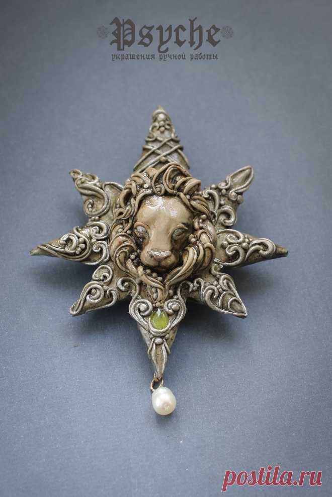 Созвездия льва .
Брошь из полимерной глины ,под мордашкой льва вставка из хризолита и на конце бусина под жемчуг,расписан акриловой краской и оттенен пастелью.Размер 8 на 6 см
Цена 1300 р.