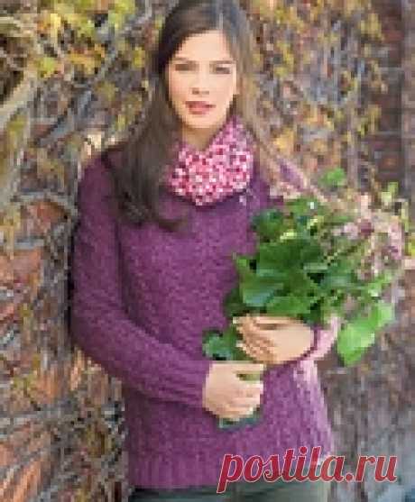 Фиолетовый джемпер с эффектным узором из «кос»: вяжем спицами!