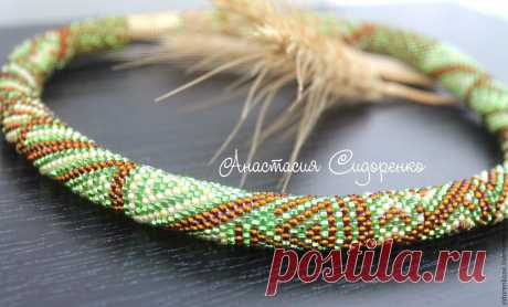 Жгут из бисера колье на шею Греческий печворк Купить или заказать Жгут из бисера колье на шею Греческий печворк в интернет-магазине на Ярмарке Мастеров. Жгут выполнен из чешского бисера. Рисунок печворк, подобраны 3 сочетающихся между собой оттенка чешского бисера, уютный теплый жгутик будет вашим другом и в зимнее время и в летнее. Использована магнитная застежка золотистого цвета. Длина 50 см. Еще больше украшений по ссылке, выберите подарки себе, друзьям и родным www.li...