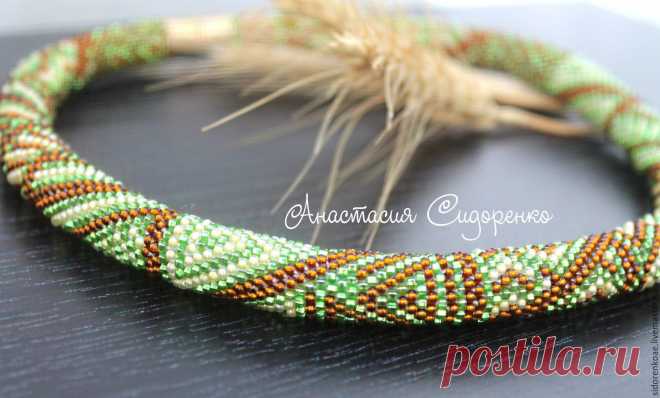 Жгут из бисера колье на шею Греческий печворк Купить или заказать Жгут из бисера колье на шею Греческий печворк в интернет-магазине на Ярмарке Мастеров. Жгут выполнен из чешского бисера. Рисунок печворк, подобраны 3 сочетающихся между собой оттенка чешского бисера, уютный теплый жгутик будет вашим другом и в зимнее время и в летнее. Использована магнитная застежка золотистого цвета. Длина 50 см. Еще больше украшений по ссылке, выберите подарки себе, друзьям и родным www.li...