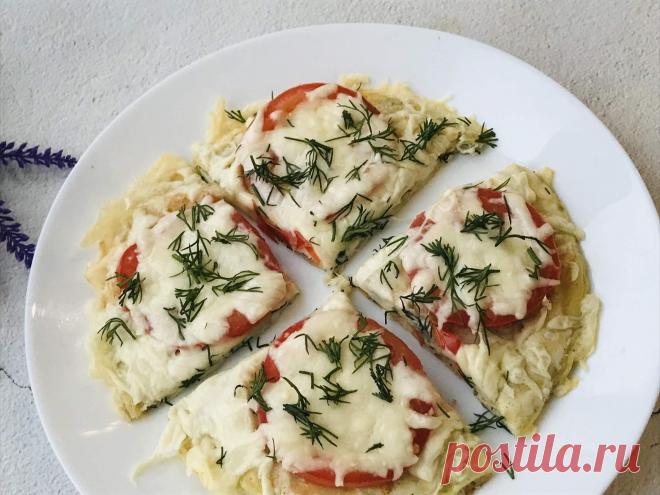 Завтрак из яиц и лаваша Просто выливаю яйца на лаваш! Ленивый Завтрак! Лаваш 2 круга (по диаметру сковороды) яйца 2 шт. сыр 100 гр. соль 1/4 ч.л. черный перец помидор 1 шт.