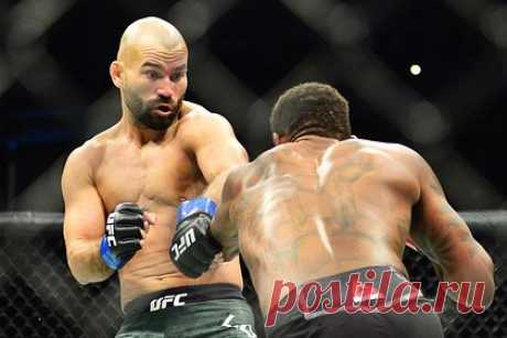 Друг Макгрегора подал на бойца в суд из-за виски. Друг ирландца Конора Макгрегора, боец смешанного стиля (ММА) Артем Лобов подал на бойца в суд из-за бренда виски Proper No. Twelve. Боец российского происхождения хочет отсудить у друга несколько десятков миллионов, который тот ему якобы задолжал за помощь в создании бизнеса по продаже напитка.