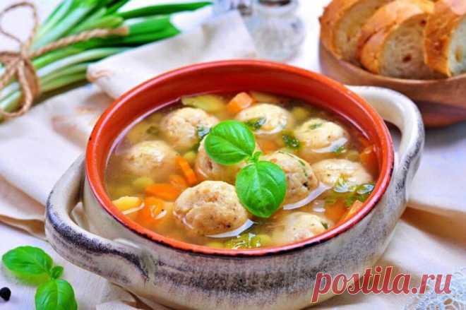 Куриный суп с сырными шариками и картофелем Суп по этому рецепту готовится на бульоне из куриного филе и дополняется аппетитными сырными клецками в форме шариков. Такой вкусный, ароматный и сытный куриный супчик с сырными шариками понравится как взрослым, так и малышам. Продукты (на 7 порций) Куриное филе — 400 г Картофель — 450 г Морковь — 120 г Лук репчатый — 100 […]