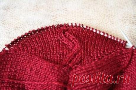 СВЯЗАТЬ РУКАВ СВЕРХУ. МАСТЕР КЛАСС. 

Набираем петли вокруг всей проймы, начинаем от «бокового шва», идем вверх по переду, до плеча, затем дальше по спинке, вниз, опять до «бокового шва». Отмечаем начало нашего ряда.
Сколько набирать? Зависит, как ни странно, от будущей ширины рукава. Количество петель, которые вы наберете, будет итоговым числом петель ширины вашего рукава в месте «под мышкой» (ниже моя попытка показать), поэтому определите за ранее, сколько вам нужно.
Отм...