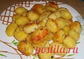 Картофель к праздничному столу - быстро, вкусно, красиво!
Давайте приготовим картофель, запеченный в духовке и не просто в духовке, а в пакете с соусом. Получается очень вкусная картошечка и на вкус необычная.
Пожалуйста, обратите внимание, что эта картошечка делается в специальном пакете. Такие пакеты для духовки продаются в супермаркетах, они не плавятся при высокой температуре. 
ИНГРЕДИЕНТЫ
1 кг картофеля (средний)
2-3 зубка чеснока
3 ст. ложки растительного масла
зелень (укроп, петрушка …