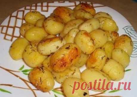Картофель к праздничному столу - быстро, вкусно, красиво!
Давайте приготовим картофель, запеченный в духовке и не просто в духовке, а в пакете с соусом. Получается очень вкусная картошечка и на вкус необычная.
Пожалуйста, обратите внимание, что эта картошечка делается в специальном пакете. Такие пакеты для духовки продаются в супермаркетах, они не плавятся при высокой температуре. 
ИНГРЕДИЕНТЫ
1 кг картофеля (средний)
2-3 зубка чеснока
3 ст. ложки растительного масла
зелень (укроп, петрушка …