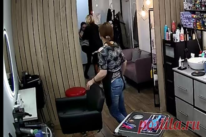 Жертвы красоты. Поход в салон закончился для москвички дракой с мастерами. 16-летнюю москвичку избили в салоне красоты за то, что она решила сделать сложное дорогостоящее окрашивание по купону с серьёзной скидкой. Мать девочки спустили с лестницы. По крайней мере, так утверждают пострадавшие.