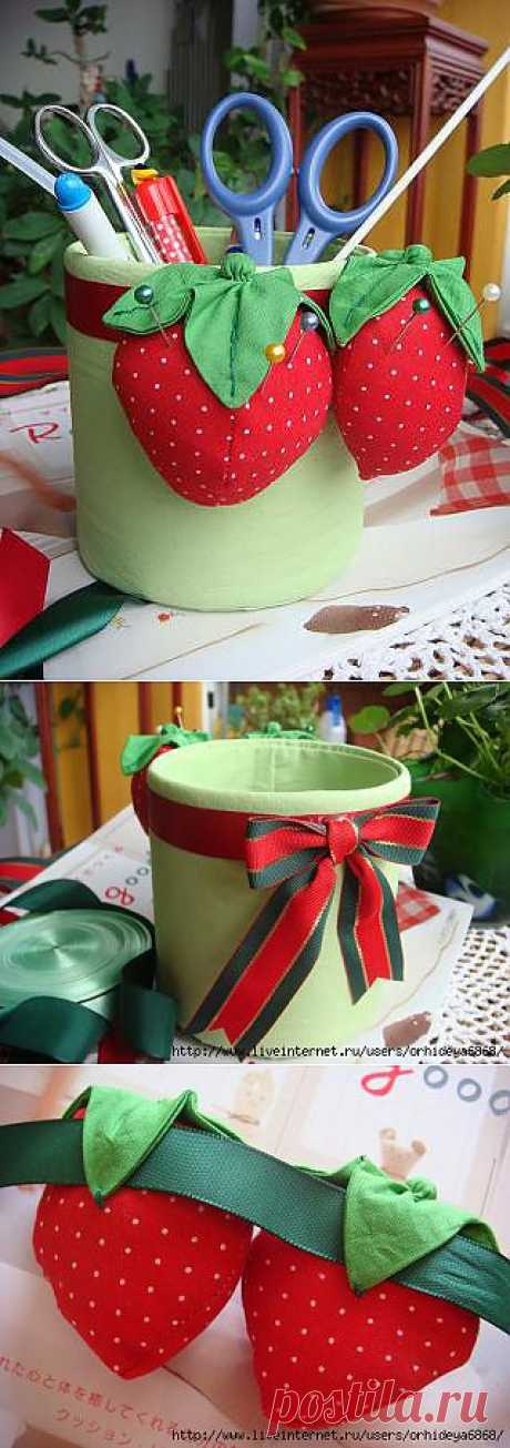 ПОДСТАВКА С ИГОЛЬНИЦАМИ-КЛУБНИЧКАМИ ДЛЯ РУКОДЕЛЬНИЦЫ..