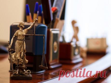 Что будет если не вступать в наследство? | Региональная Юридическая Служба Оформлением наследственного дела занимается такой специалист, как нотариус. Как правило, открытие наследственного дела происходит по месту смерти. Открыть наследственное дело может любой наследник первой очереди, предъявив свидетельство о смерти своего родственника. Если же родственники самостоятельно не обращаются в нотариат за открытием наследственного дела, то местный нотариус по факту наступлени...