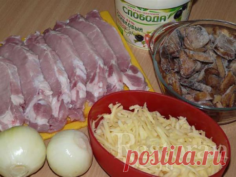 МЯСО ПО-ФРАНЦУЗСКИ С ГРИБАМИ, СЫРОМ, ЛУКОМ И ДА, БЕЗ КАРТОШКИ - ДИКО ВКУСНООО!!!!
Готовится довольно быстро. Сытное блюдо для любого вечера, как обыденного, так и праздничного. Существуют разные способы приготовления этого блюда. В нашем рецепте мясо по-французски запекается в духовке с луком, грибами и сыром. Свинина в сочетании с грибами и луком получается очень ароматной.