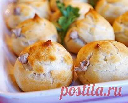 Профитроли с начинкой из куриной печени.