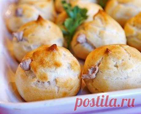 Профитроли с начинкой из куриной печени.