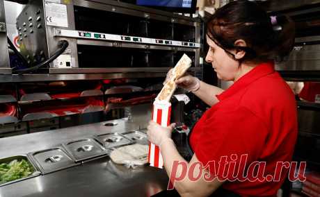 Владелец мастер-франшизы KFC и Rostic’s в России выкупит еще 100 точек. Выкупившая бизнес KFC в России компания активно скупает франчайзи — теперь она заинтересовалась контрагентом, управляющим примерно ста заведениями и не пожелавшим переименовываться в Rostic's