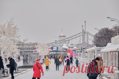 В Москве открыли самый большой каток. Открытие самого большого катка в Москве состоялось в Парке Горького 24 ноября. Главной новинкой этого сезона стало увеличение площади катка на 5700 квадратных метров и присоединения Пушкинской набережной, по которой москвичи вновь смогут покататься на коньках, как десятки лет назад.