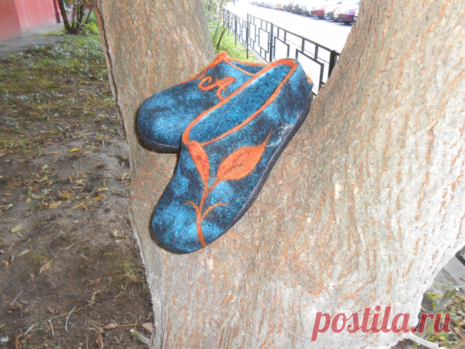 Сабо сваляны на заказ для деревенской женщины. Высокие, толстые. Поставлены на подошву, которая приклеена и пришита. Подносок укреплен дополнительно. Низ ботинка завоскован, то есть такая обувь не промокает. Башмаки теплые и очень комфортные. Возможен повтор в любом цвете и размере по вашим меркам и желаниям. Подошва может быть другой.