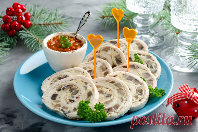 Куриный рулет

Это не просто куриный рулет, это наивкуснейший куриный рулет!
А какой он сочный! Вкусен как в горячем так и в холодном виде, но считается холодной закуской.

Противень у меня небольшой (35х28 см). Поэтому даю пропорции, как готовила я.

Понадобится:

Для омлета:
3 яйца
100 г любого твердого сыра
100 г майонеза
1 ст.л. манки

Для начинки:
300-350 г куриного фарша
2 большие луковицы
соль, перец

Приготовление:

Омлет:
Яйца, майонез, сыр (потереть на терке), ма...
