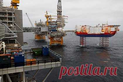 Европейская страна заработала миллиарды за счет эмбарго на российскую нефть. Норвегия увеличила свои доходы от нефти и газа в прошлом году почти в пять раз по сравнению с 2021 годом. Страна нарастила добычу ископаемого топлива после сокращения поставок из России из-за введения эмбарго Евросоюзом. Норвежские энергетические компании по итогам 2022 года также отчитались о рекордной прибыли.