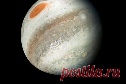 «Роскосмос» сможет доставлять десятки тонн к Юпитеру. Разрабатываемый ядерный буксир «Зевс» сможет доставлять десятки тонн полезной нагрузки к спутникам Юпитера, заявил на Всероссийском форуме космонавтики и авиации «КосмоСтарт 2021» исполнительный директор «Роскосмоса» по перспективным программам и науке Александр Блошенко.